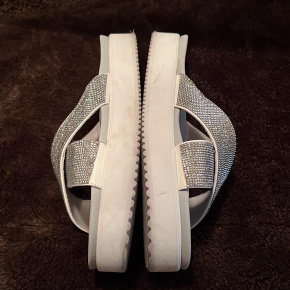 ❤️❤️PRICE DROP❤️❤️NWOT-🌷SKETCHERS LUXE FOAM SANDALS. Silver Sparkle Rhinestone - Picture 3 of 8